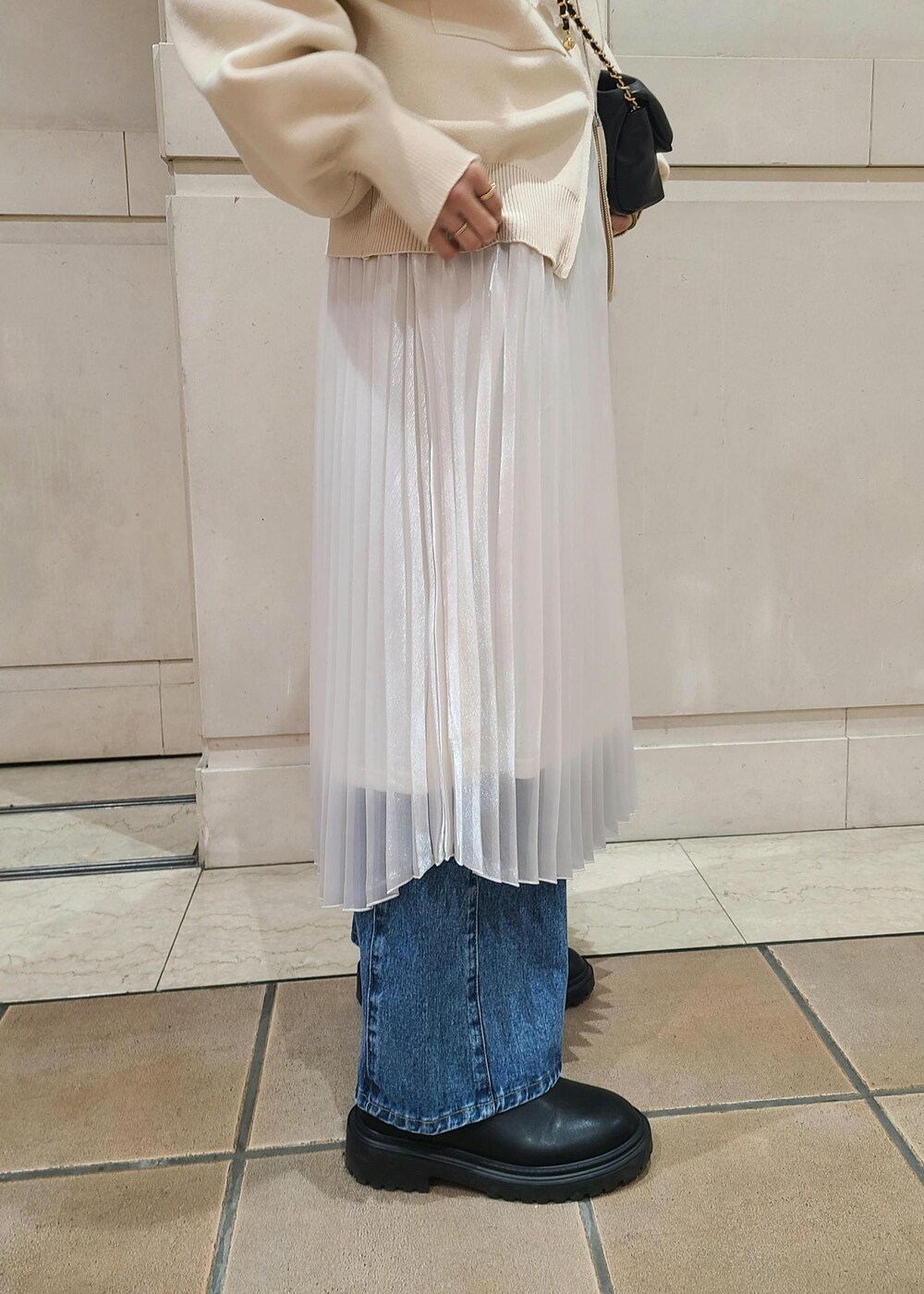 ホワイト系のTシャツ/カットソー、ホワイト系のカーディガン/ボレロ、ブルー系のデニムパンツを着用したレディースの冬コーディネートの4枚目の写真