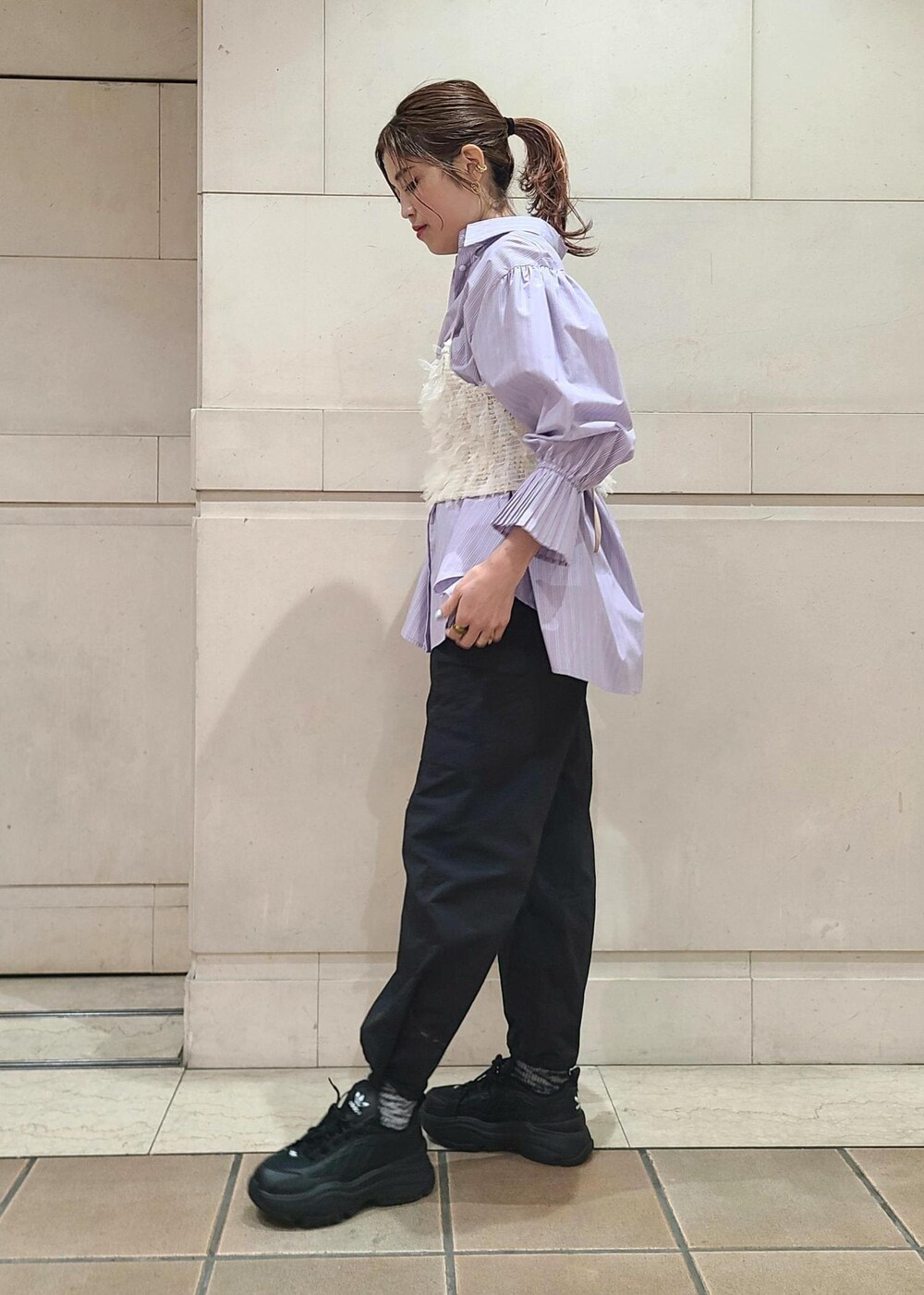 ホワイト系のキャミソール、パープル系のシャツ/ブラウス、ブラック系のカーゴパンツを着用したレディースの冬コーディネートの3枚目の写真