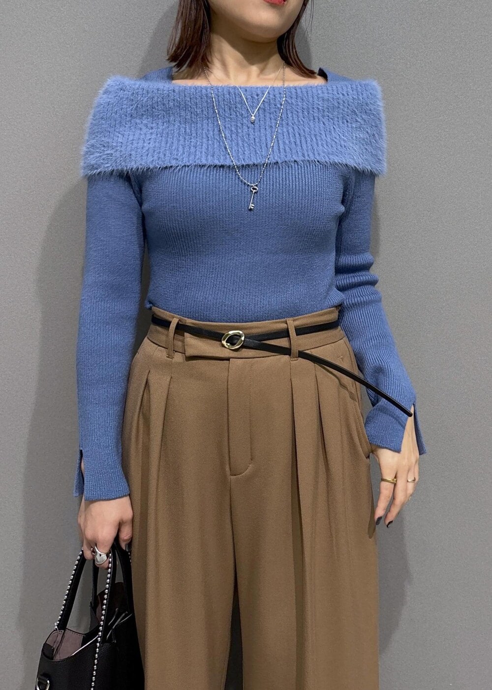 ブラック系のローファー、イエロー系のその他パンツ、ブラック系のトートバッグを着用したレディースの秋コーディネートの5枚目の写真