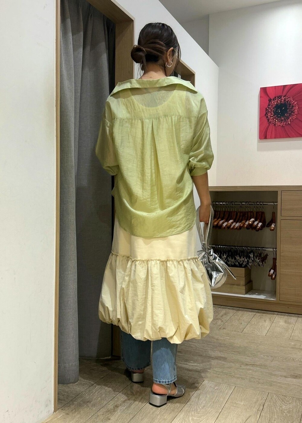 シルバー系のサンダル、ホワイト系のワンピース、グリーン系のシャツ/ブラウスを着用したレディースの春コーディネートの2枚目の写真