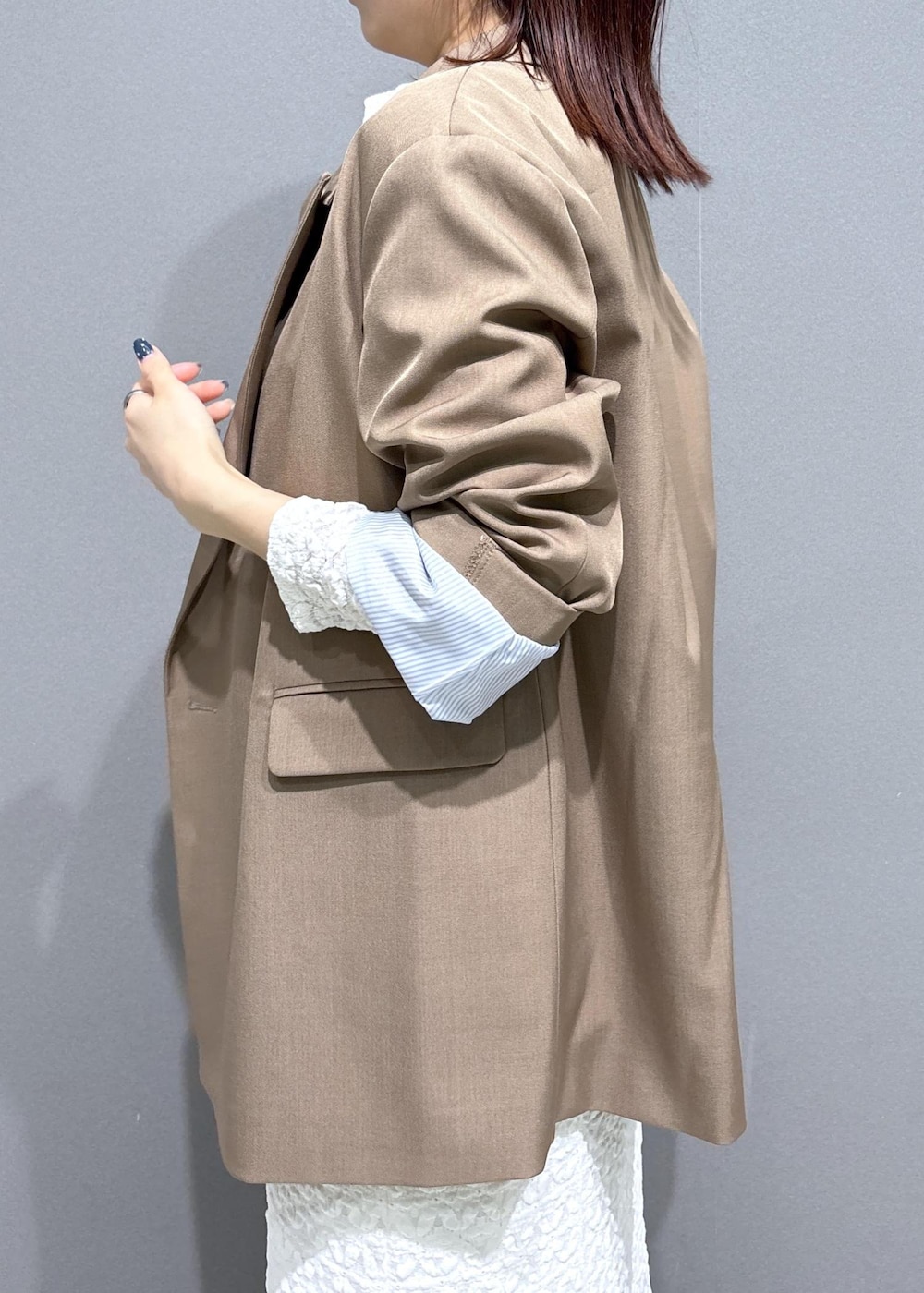 ブルー系のその他パンツ、イエロー系のショルダーバッグ、ブラック系のパンプスを着用したレディースの春コーディネートの6枚目の写真