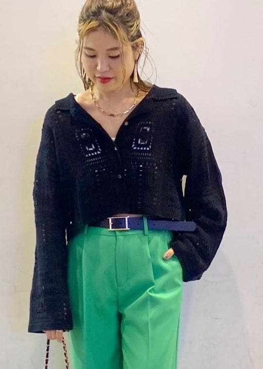 ブラック系のローファー、ブラック系のカーディガン/ボレロ、グリーン系のスラックスを着用したレディースの春コーディネートの3枚目の写真
