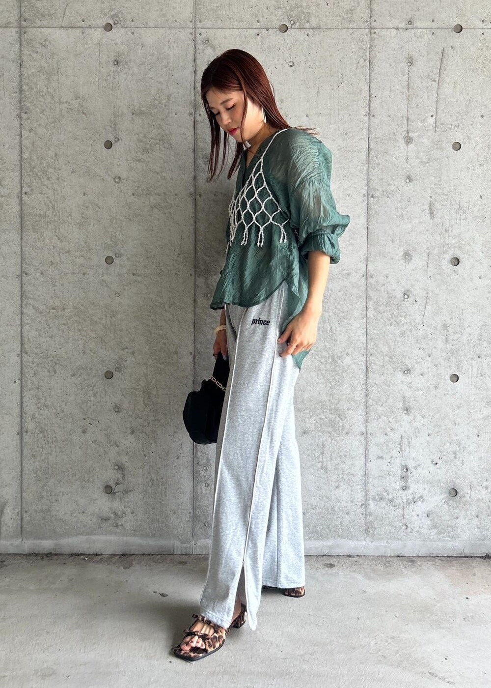 その他のサンダル、グリーン系のシャツ/ブラウス、ブラック系のハンドバッグを着用したレディースの夏コーディネートの2枚目の写真