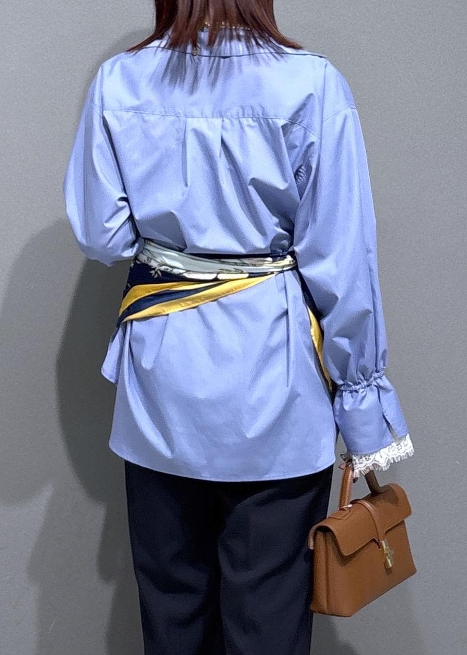 ブルー系のその他パンツ、ブラック系のローファー、イエロー系のショルダーバッグを着用したレディースの冬コーディネートの7枚目の写真