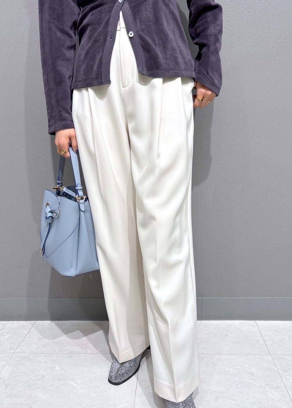 シルバー系のブーツ、グレー系のキャミソール、グレー系のカーディガン/ボレロを着用したレディースの冬コーディネートの8枚目の写真