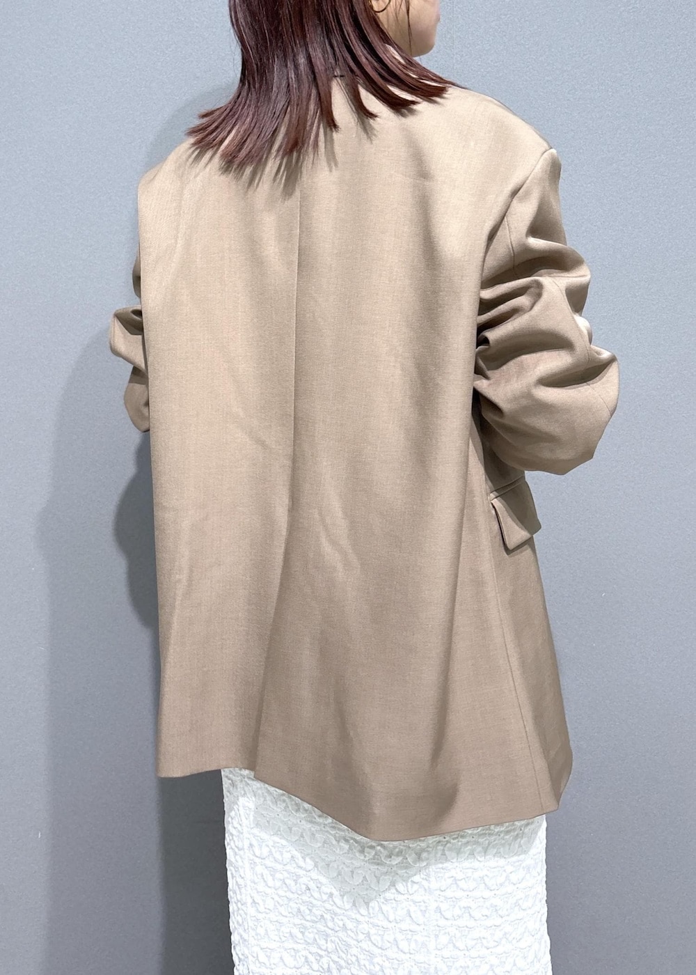 ブルー系のその他パンツ、イエロー系のショルダーバッグ、ブラック系のパンプスを着用したレディースの春コーディネートの8枚目の写真