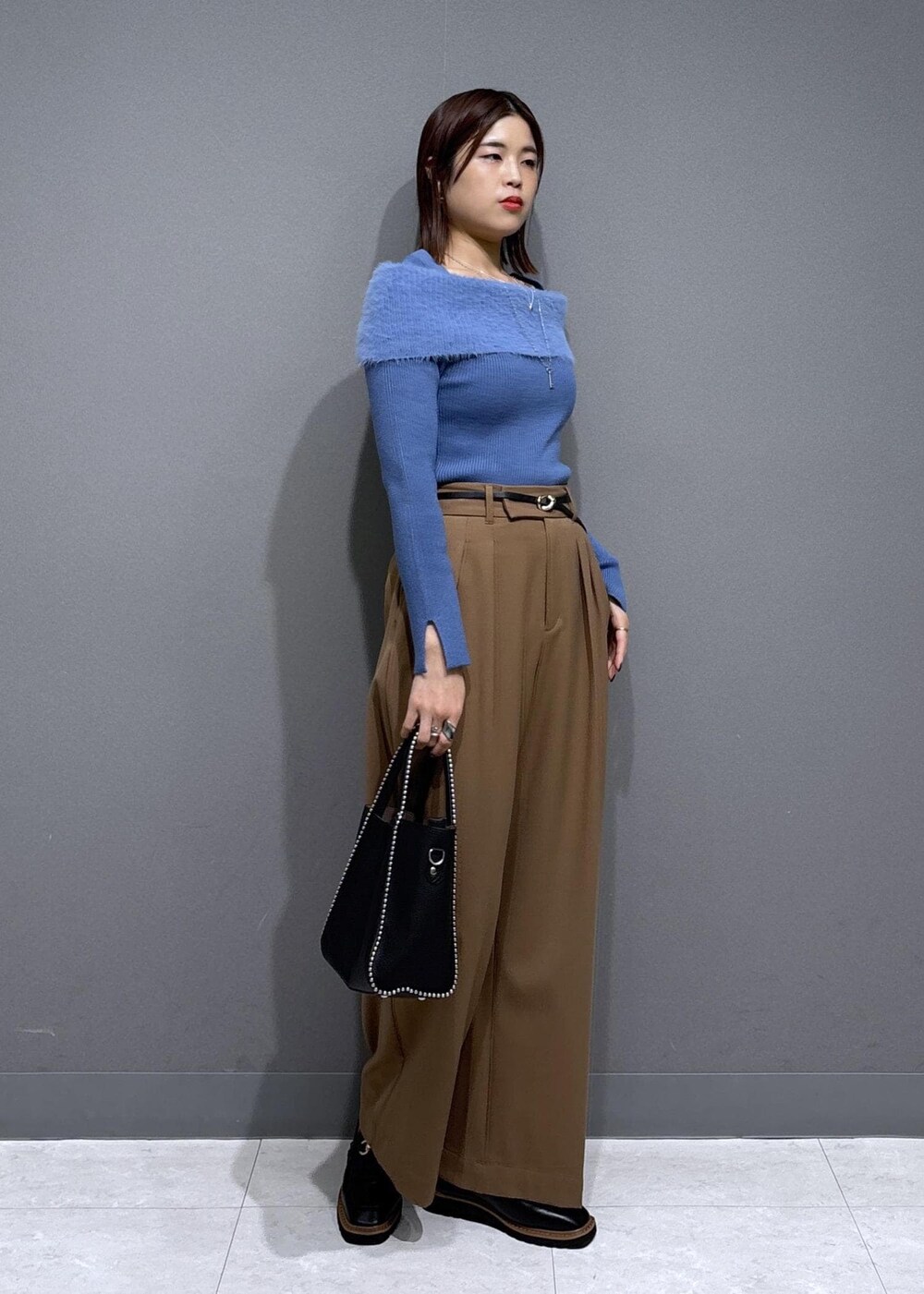 ブラック系のローファー、イエロー系のその他パンツ、ブラック系のトートバッグを着用したレディースの秋コーディネートの2枚目の写真