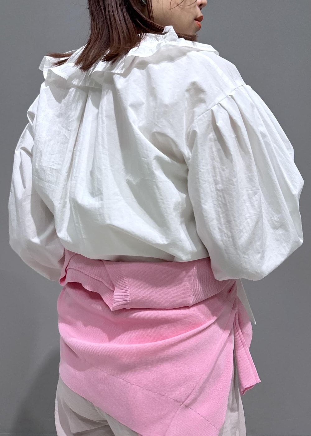 ブラック系のショルダーバッグ、ブラック系のローファー、ピンク系のカーディガン/ボレロを着用したレディースの春コーディネートの10枚目の写真