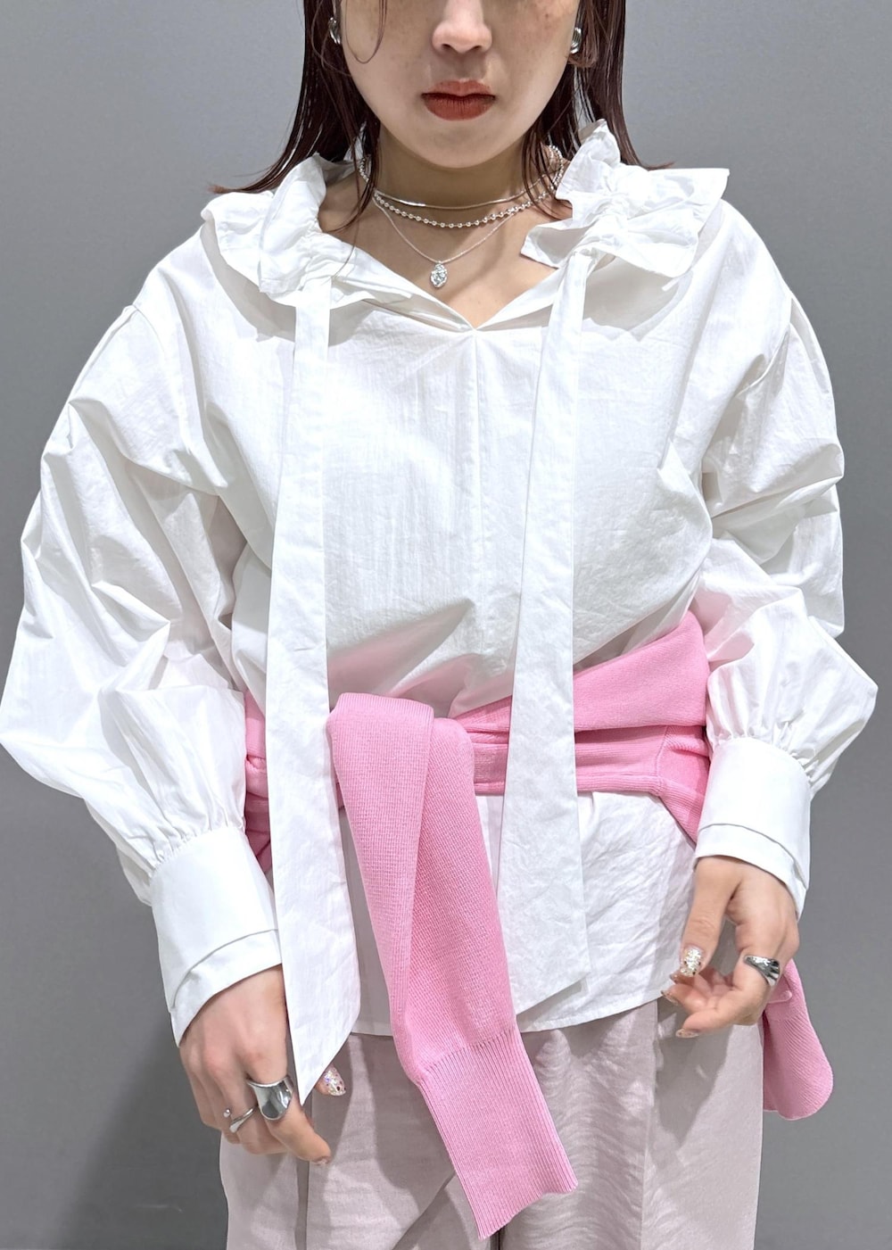 ブラック系のショルダーバッグ、ブラック系のローファー、ピンク系のカーディガン/ボレロを着用したレディースの春コーディネートの8枚目の写真