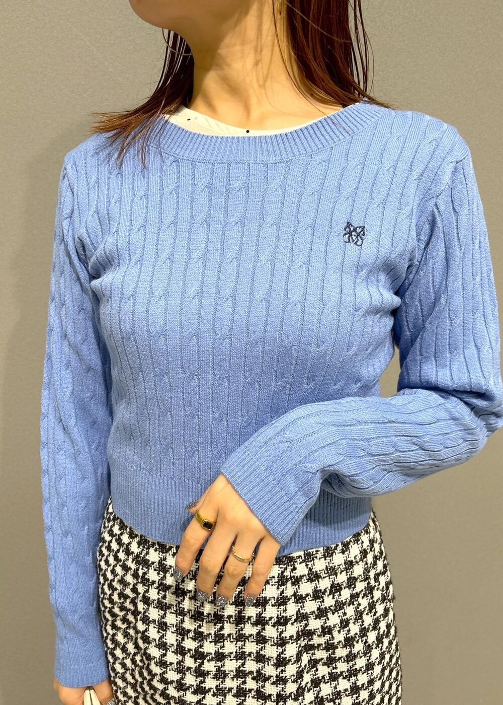 ブラック系のブーツ、ブラック系のスカート、グレー系のその他アウターを着用したレディースの冬コーディネートの9枚目の写真