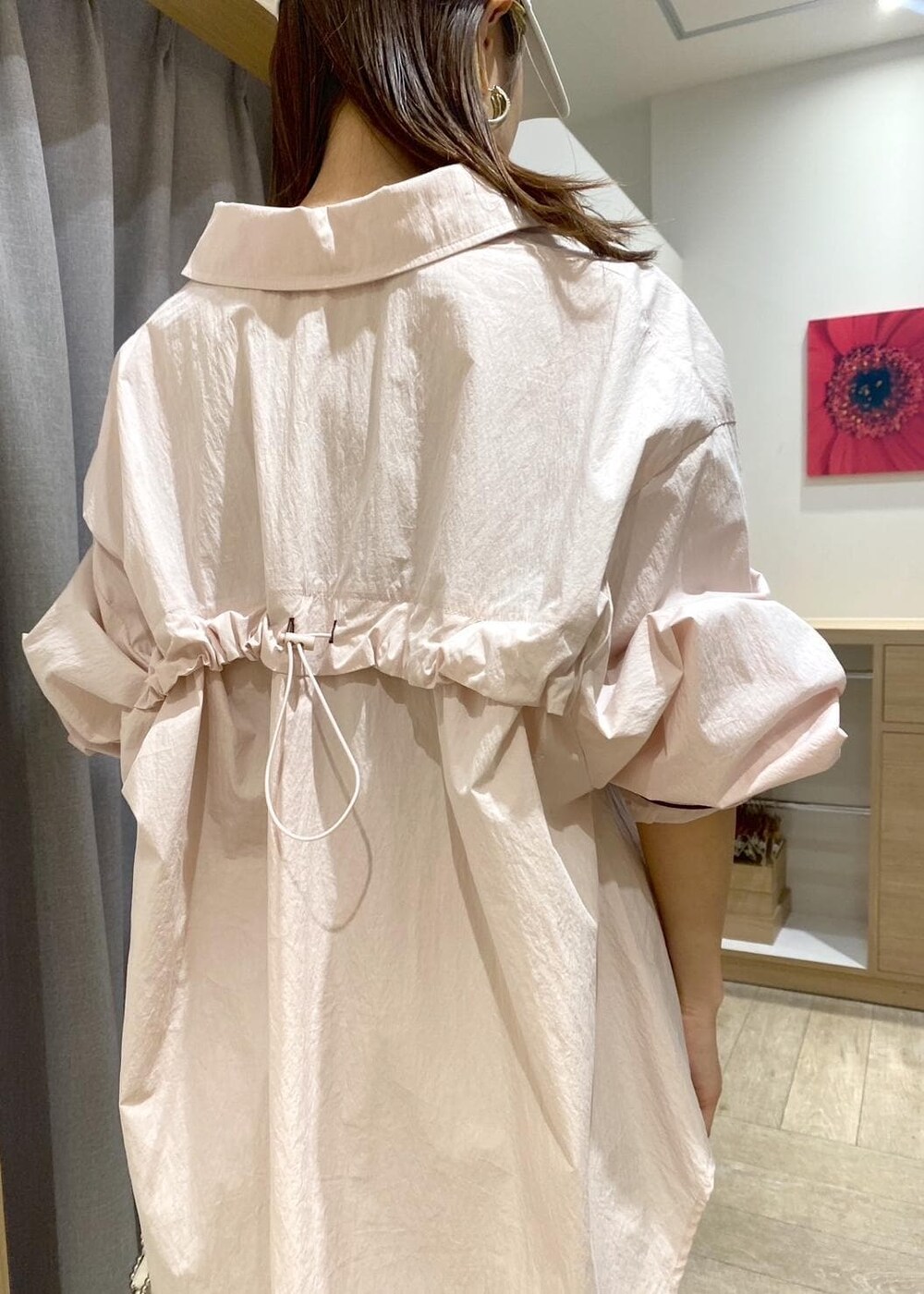 シルバー系のその他シューズ、グリーン系のタンクトップ、ピンク系のブルゾンを着用したレディースの春コーディネートの3枚目の写真