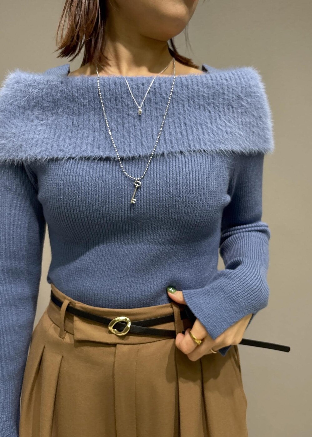 ブラック系のローファー、イエロー系のその他パンツ、ブラック系のトートバッグを着用したレディースの秋コーディネートの8枚目の写真