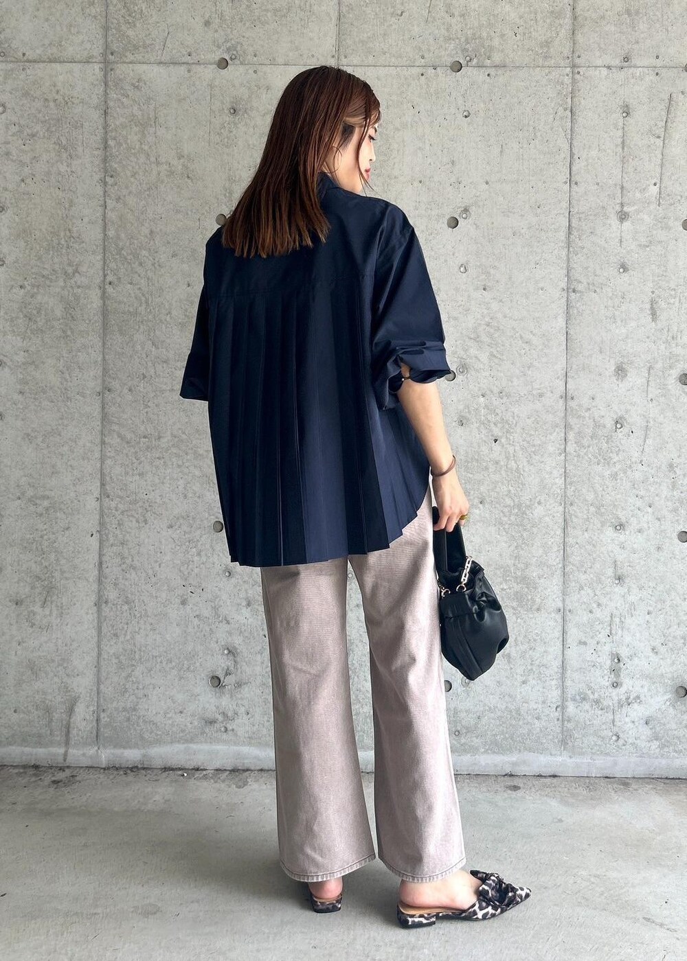 ブルー系のシャツ/ブラウス、ブラック系のハンドバッグ、その他のサンダルを着用したレディースの夏コーディネートの2枚目の写真