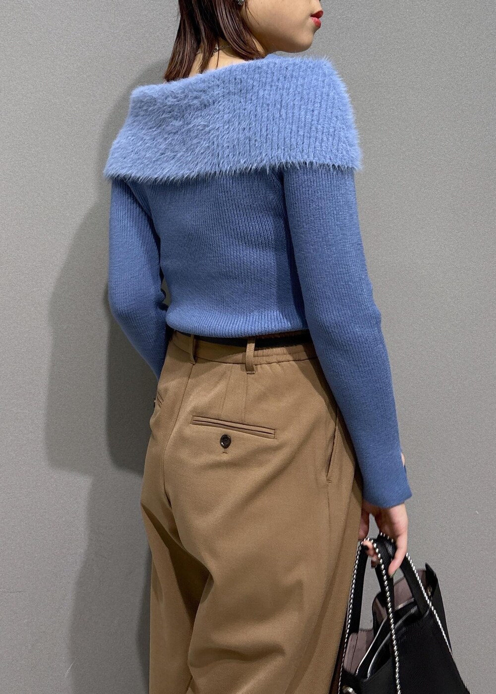 ブラック系のローファー、イエロー系のその他パンツ、ブラック系のトートバッグを着用したレディースの秋コーディネートの6枚目の写真