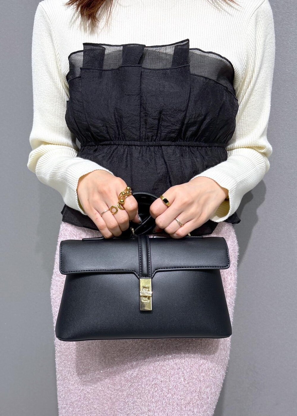 ホワイト系のブーツ、ピンク系のスカート、ホワイト系のニット/セーターを着用したレディースの冬コーディネートの3枚目の写真