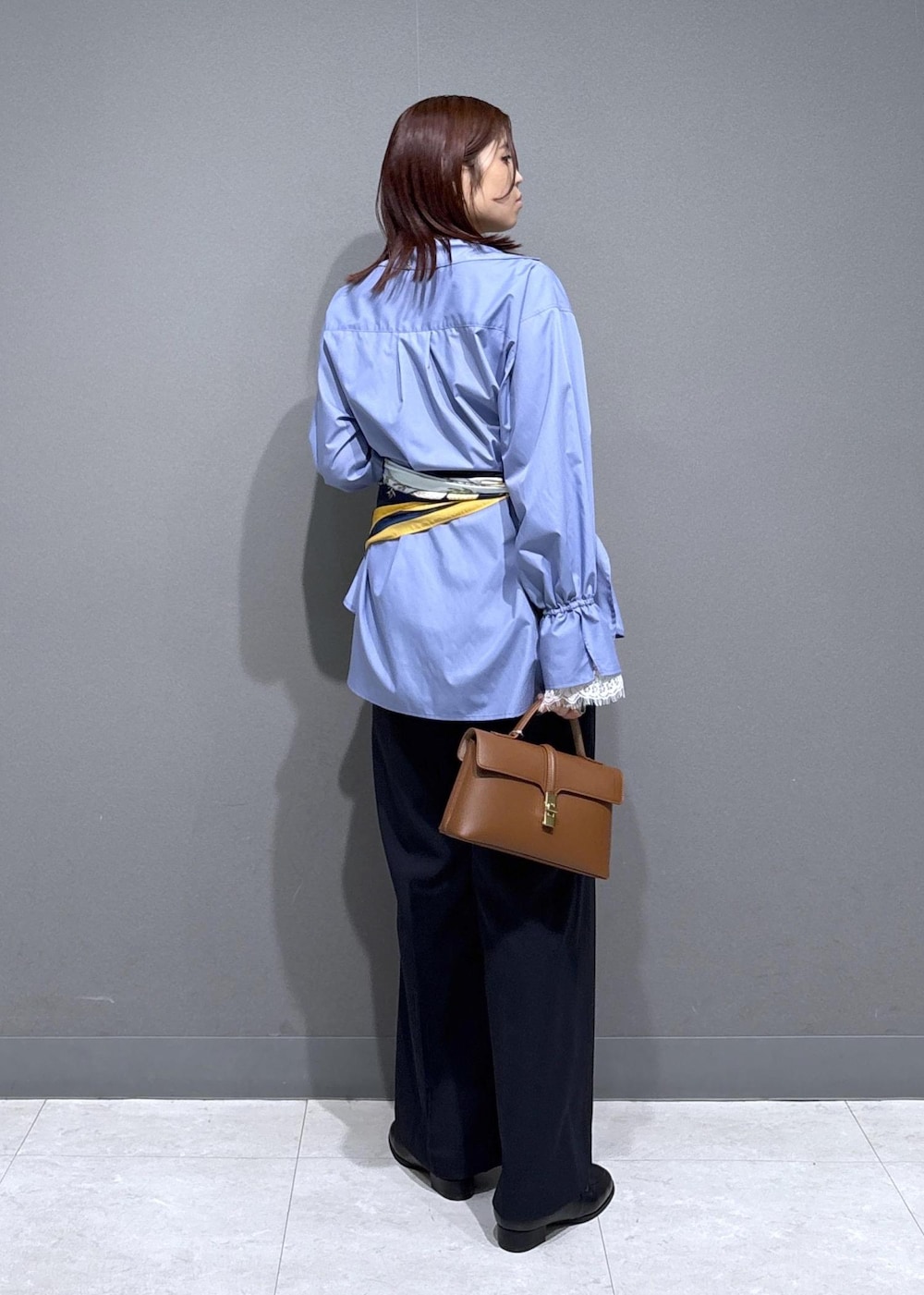 ブルー系のその他パンツ、ブラック系のローファー、イエロー系のショルダーバッグを着用したレディースの冬コーディネートの4枚目の写真