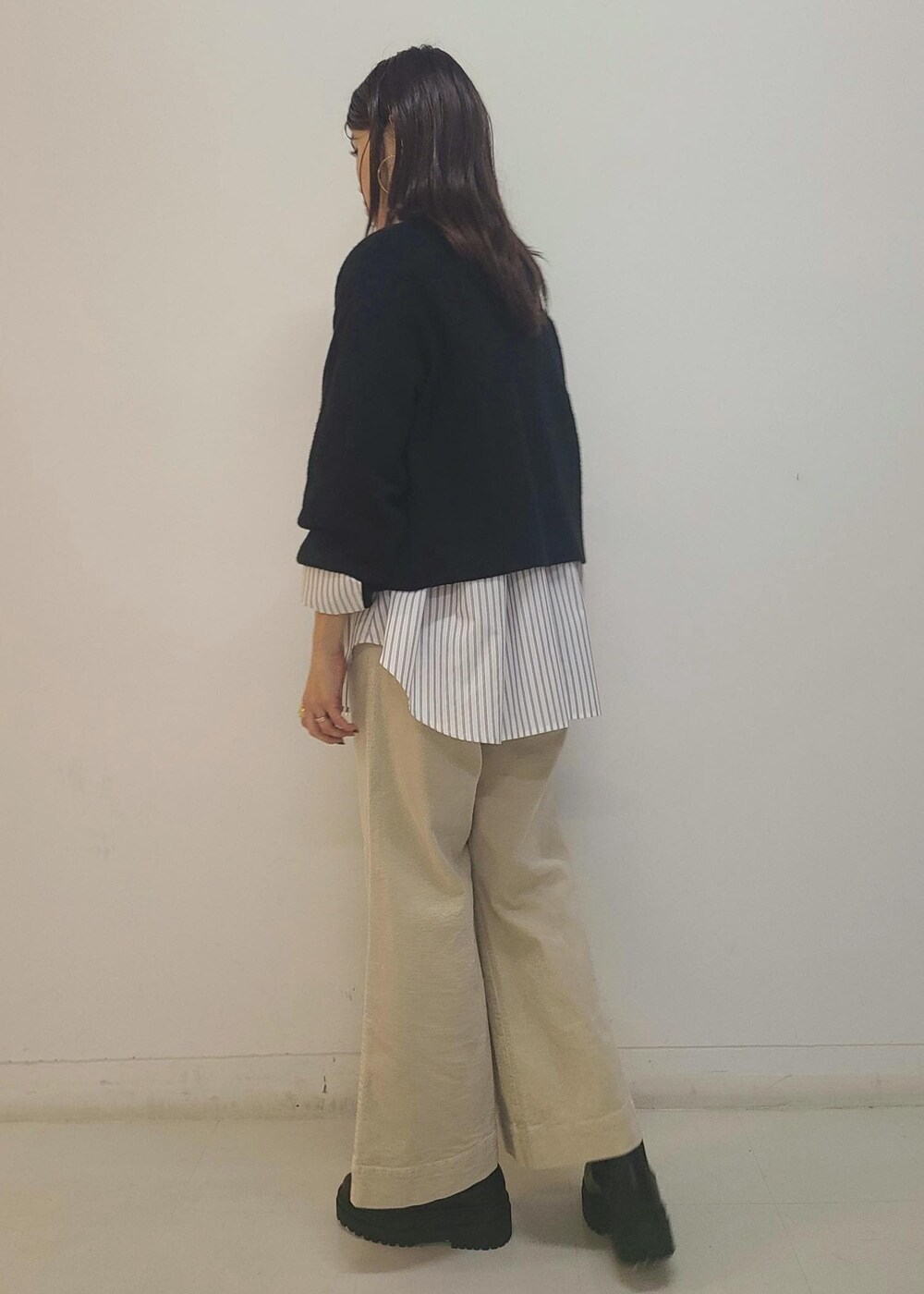 ブラック系のブーツ、グレー系のショルダーバッグ、ブラック系のカーディガン/ボレロを着用したレディースの秋コーディネートの5枚目の写真