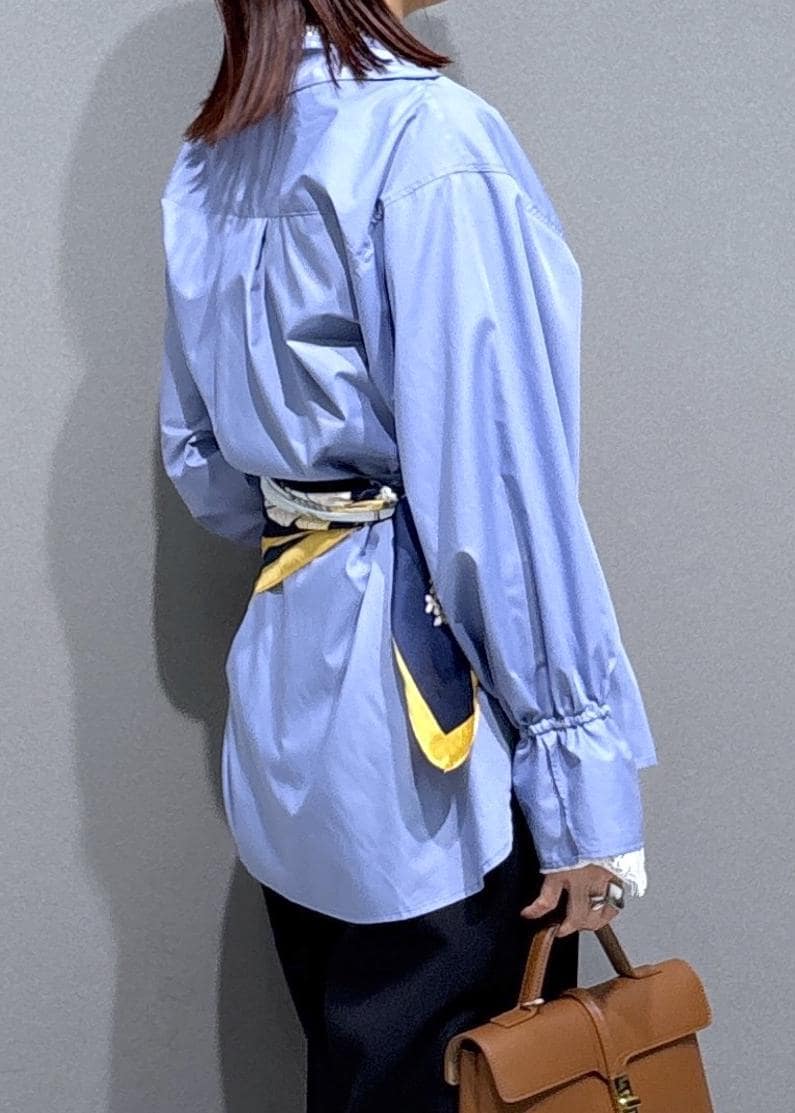 ブルー系のその他パンツ、ブラック系のローファー、イエロー系のショルダーバッグを着用したレディースの冬コーディネートの8枚目の写真