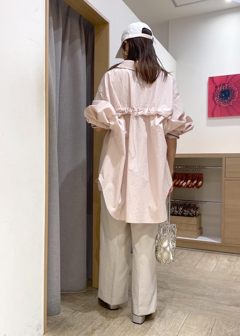 シルバー系のその他シューズ、グリーン系のタンクトップ、ピンク系のブルゾンを着用したレディースの春コーディネートの2枚目の写真