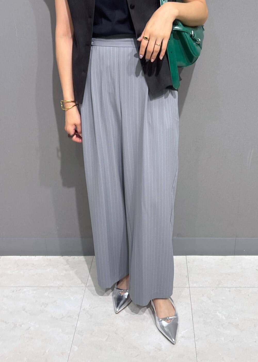 シルバー系のパンプス、ブラック系のTシャツ/カットソー、グレー系のその他パンツを着用したレディースの夏コーディネートの7枚目の写真