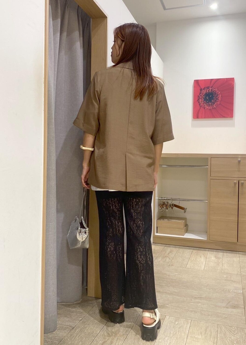 ブラック系のその他パンツ、ホワイト系のサンダル、ブラウン系のテーラードジャケットを着用したレディースの夏コーディネートの3枚目の写真