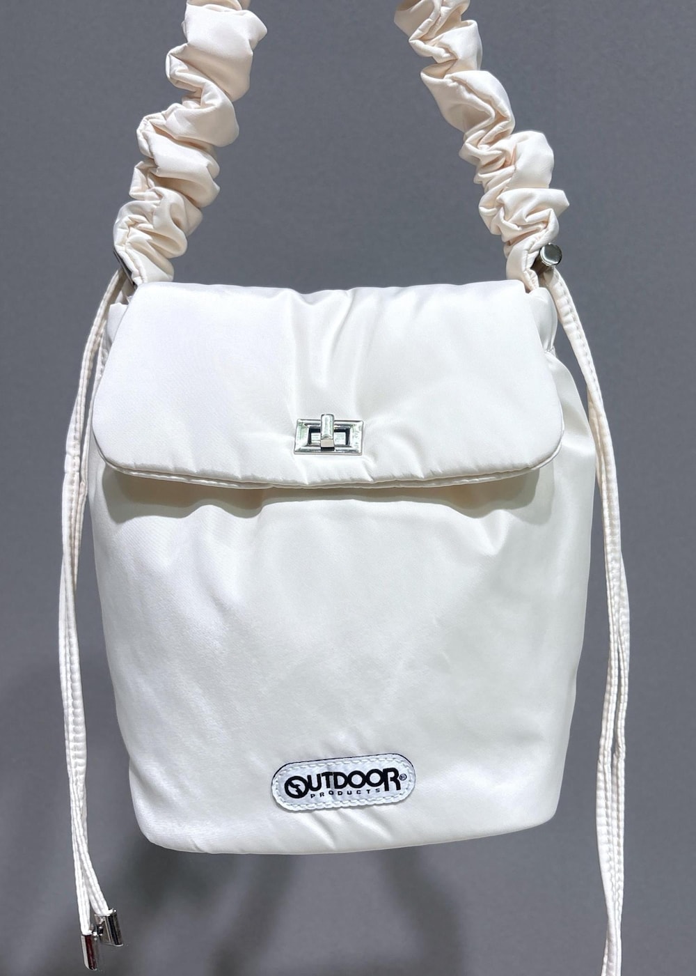 「outdoor、アウトドア、visbag2025、初秋コーデ、秋コーデ、授業参観日コーデ、デートコーデ、お出かけコーデ、旅行コーデ、女子会コーデ、大人カジュアル、レイヤード、パンツスタイル、カジュアルコーデ、ヘルシーコーデ」｜「VISの立体フラワービスチェ（キャミソール、ブラック系）」を使った、ayukamiさん（レディース・167cm）の夏コーディネートの8枚目の写真
