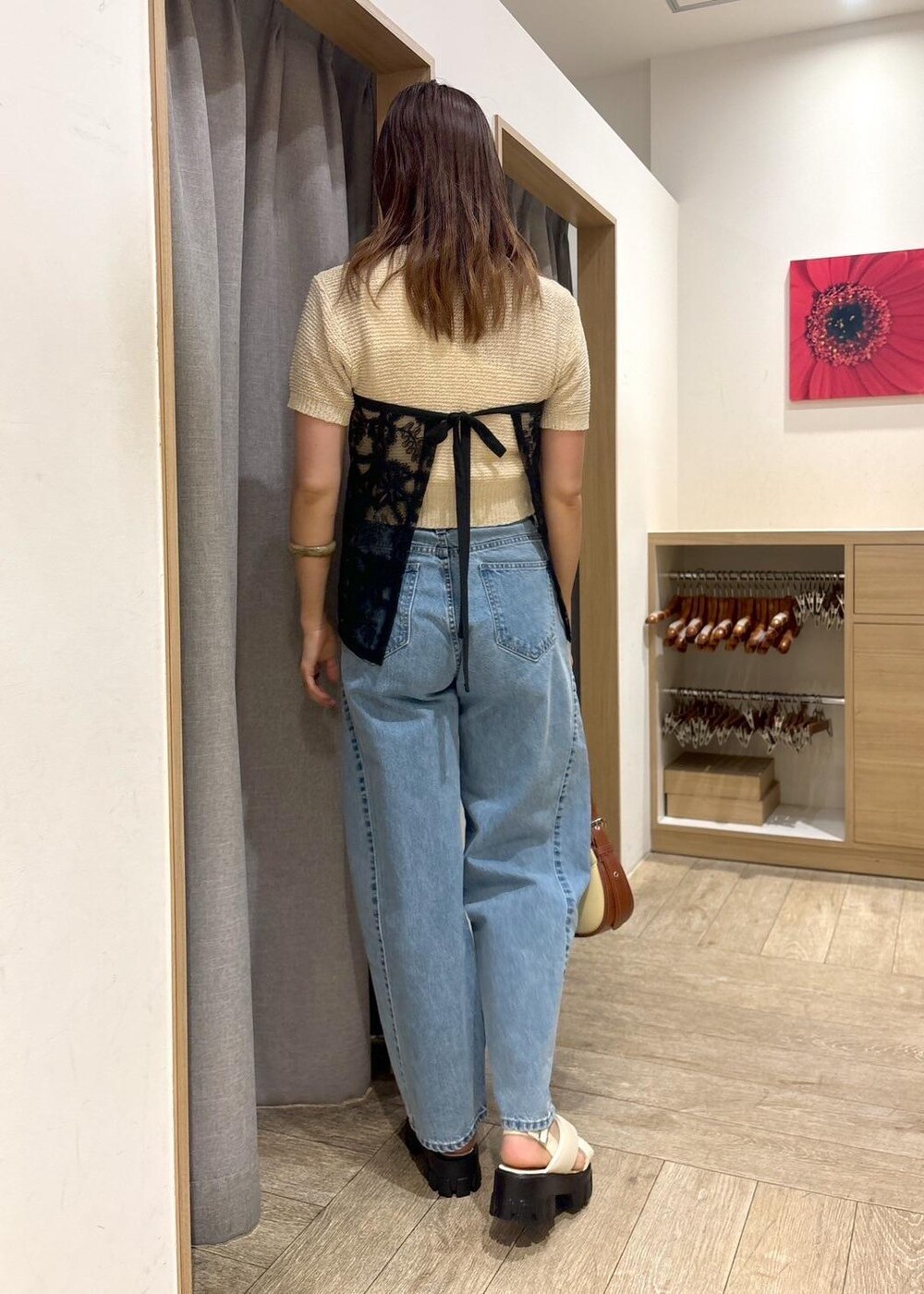 ホワイト系のサンダル、ブラック系のスカート、ホワイト系のニット/セーターを着用したレディースの春コーディネートの2枚目の写真