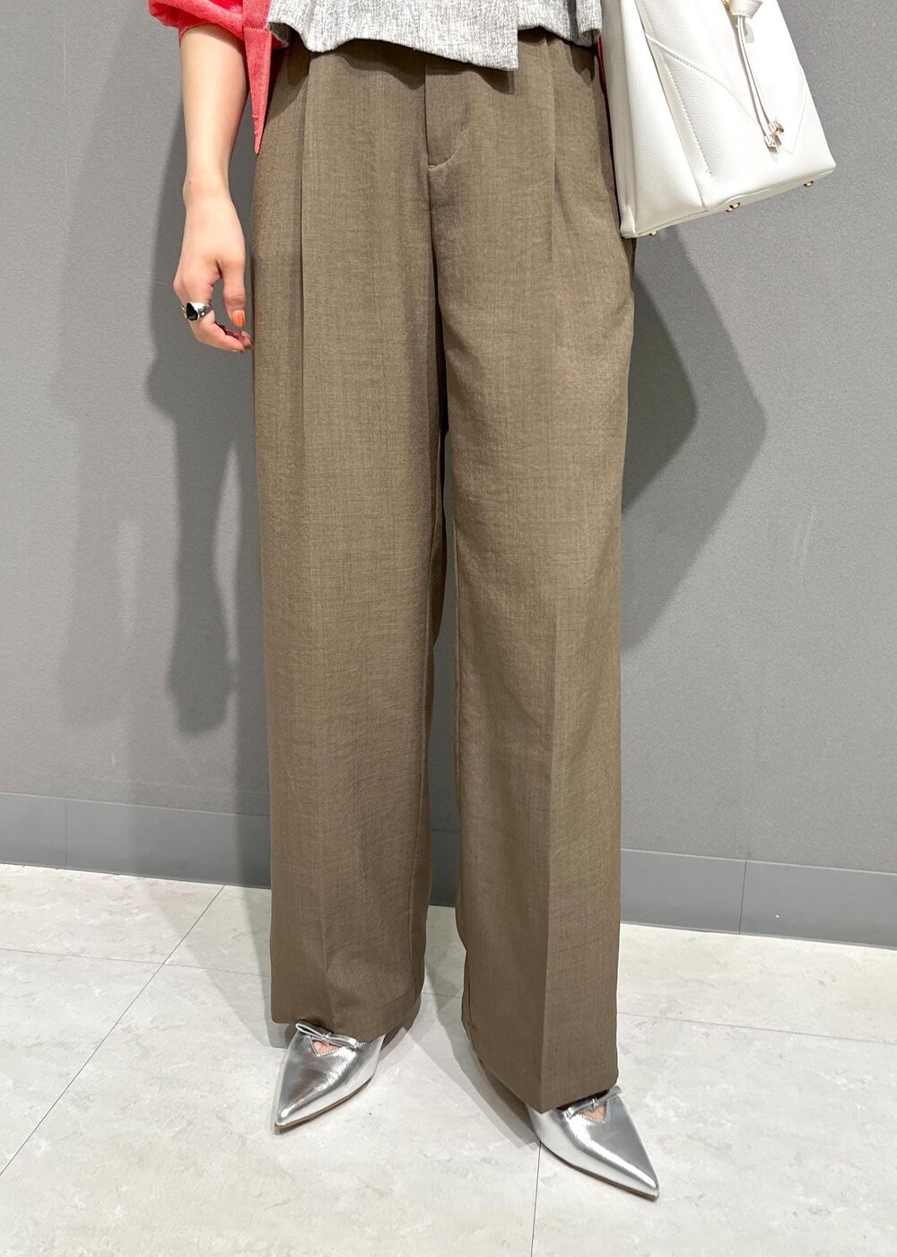 ホワイト系のショルダーバッグ、シルバー系のパンプス、ブラック系のキャミソールを着用したレディースの春コーディネートの8枚目の写真