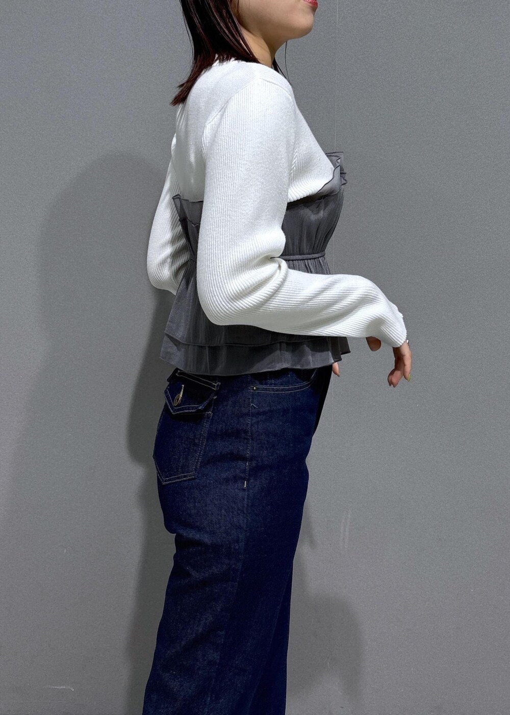 ベージュ系のローファー、シルバー系のトートバッグ、ホワイト系のニット/セーターを着用したレディースの冬コーディネートの6枚目の写真