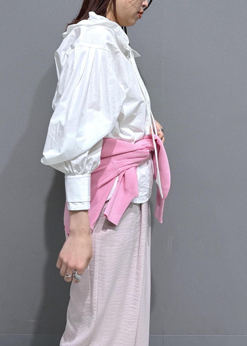 ブラック系のショルダーバッグ、ブラック系のローファー、ピンク系のカーディガン/ボレロを着用したレディースの春コーディネートの6枚目の写真