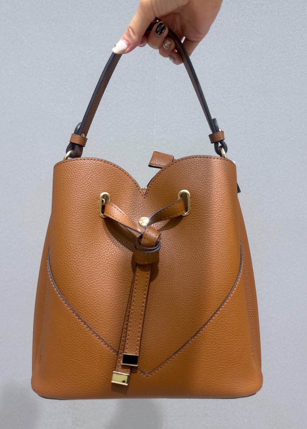 「visbag2025、初秋コーデ、お仕事コーデ、授業参観日コーデ、デートコーデ、お出かけコーデ、女子会コーデ、大人カジュアル、パンツスタイル、カジュアルコーデ、ヘルシーコーデ、フェミニンコーデ、シンプルコーデ、VIS、ナチュラル」｜「VISの【累計20,000点突破】【2WAY】ハートカットバッグ（ショルダーバッグ、ブラウン系）」を使った、ayukamiさん（レディース・167cm）の夏コーディネートの7枚目の写真