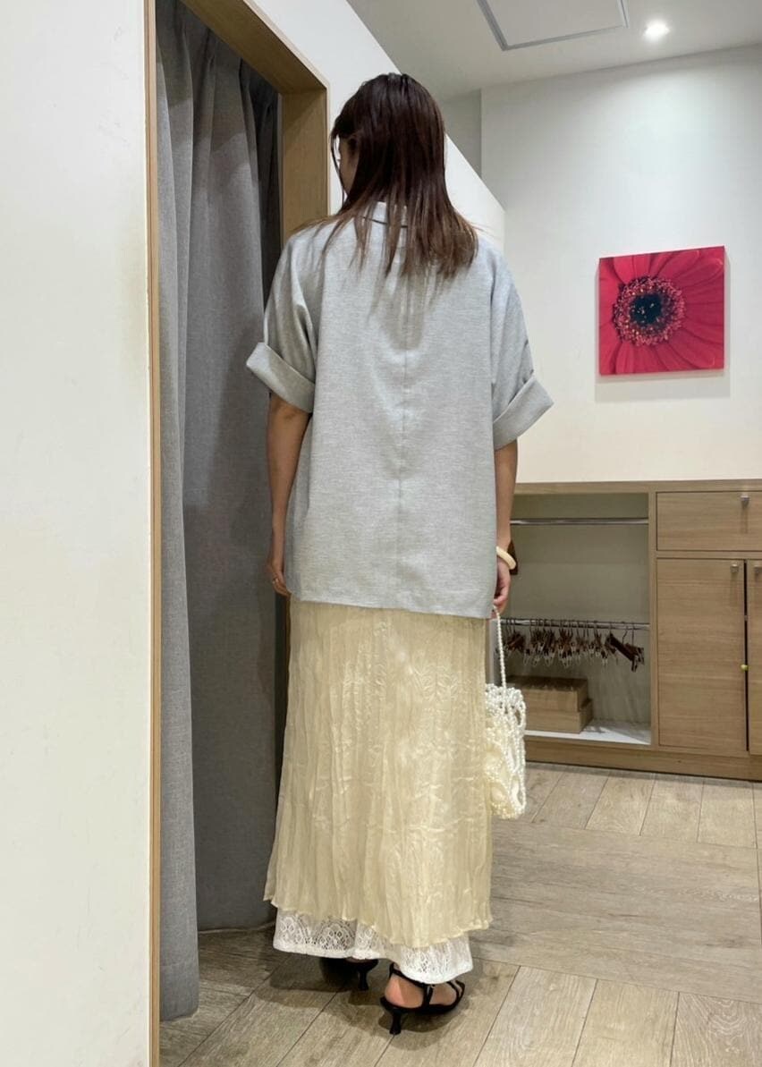 ブラック系のサンダル、ホワイト系のワンピース、ホワイト系のその他パンツを着用したレディースの春コーディネートの2枚目の写真