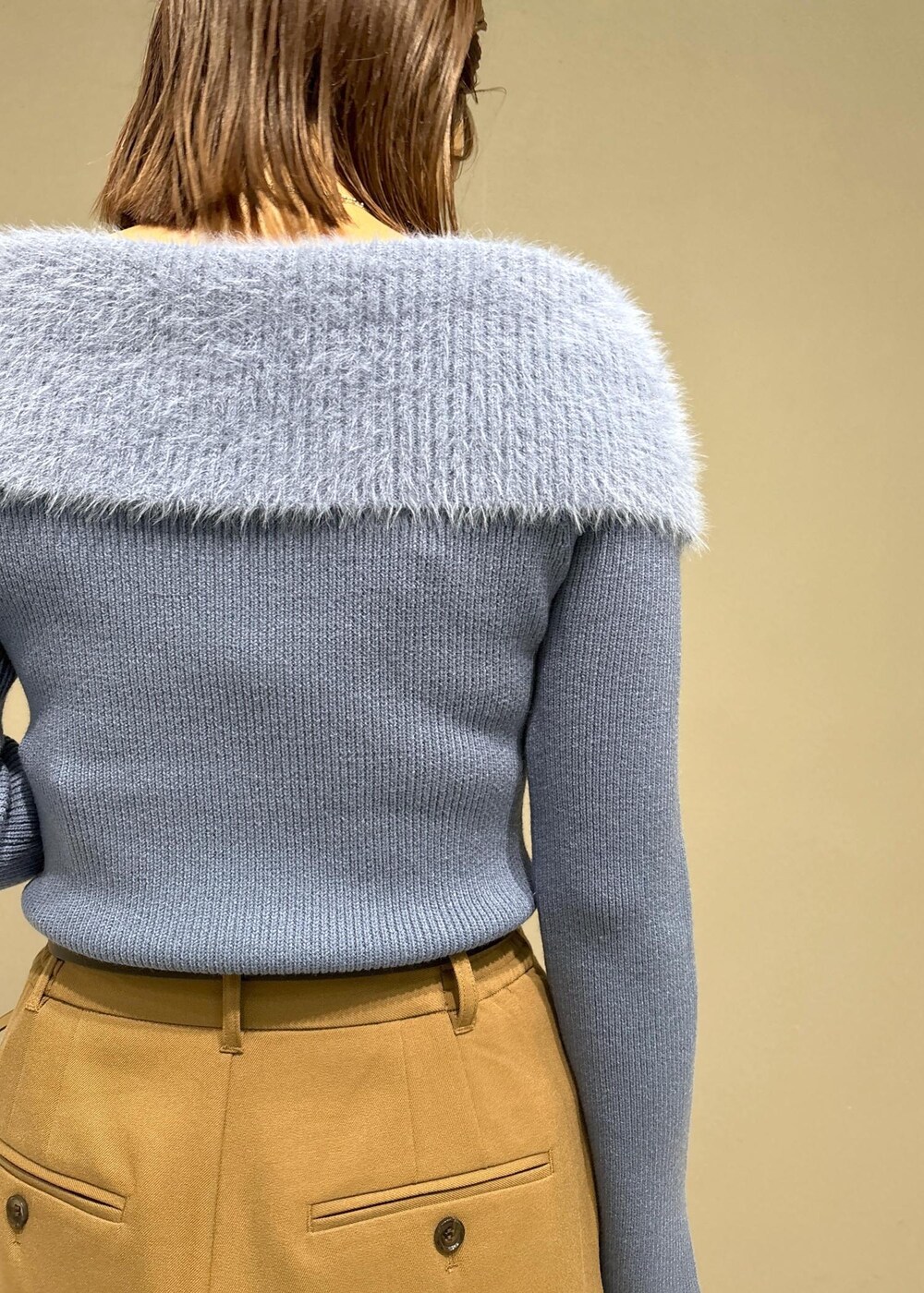 ブラック系のローファー、イエロー系のその他パンツ、ブラック系のトートバッグを着用したレディースの秋コーディネートの10枚目の写真