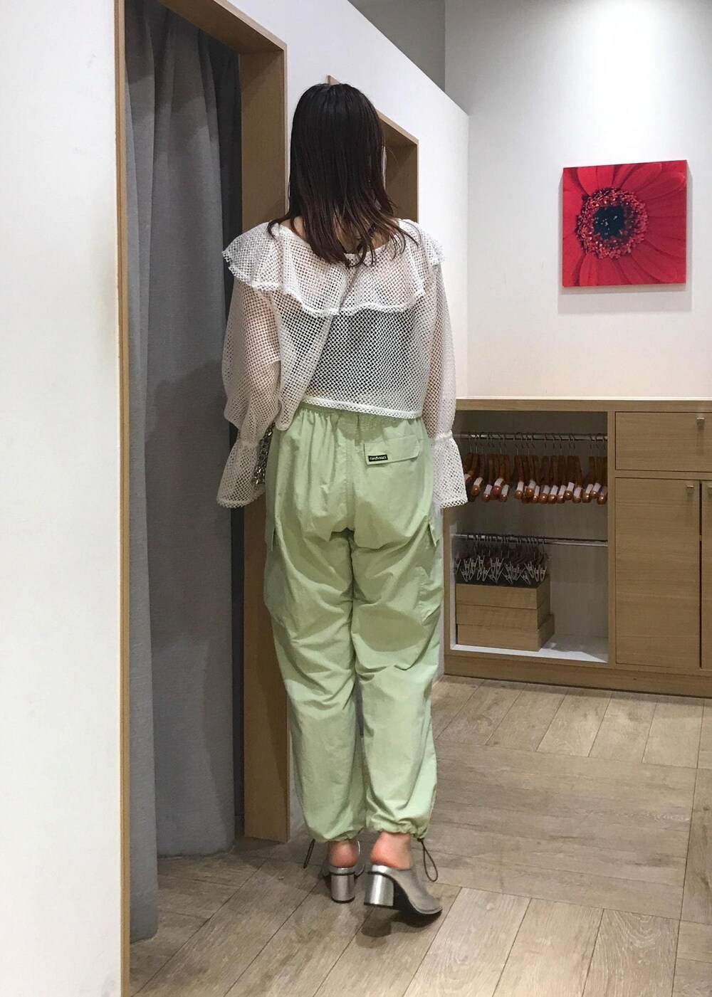 「24SS春夏の新作、メッシュ、カーゴパンツ、スポーティ、VIS、コラボ、高身長、骨格ナチュラル、イエベ」|「Juzeのスクエアトゥミュール(その他シューズ、シルバー系)」を使った、ayukamiさん(レディース・167cm)の春コーディネートの2枚目の写真