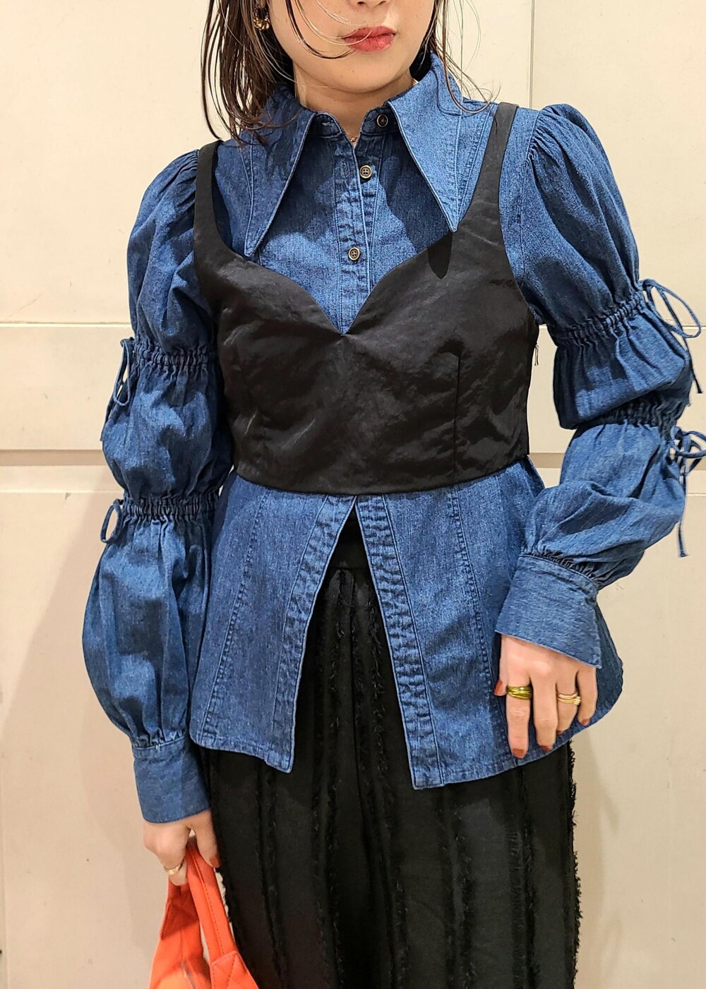 ブラック系のキャミソール、ブルー系のシャツ/ブラウス、ブラック系のスラックスを着用したレディースの春コーディネートの3枚目の写真