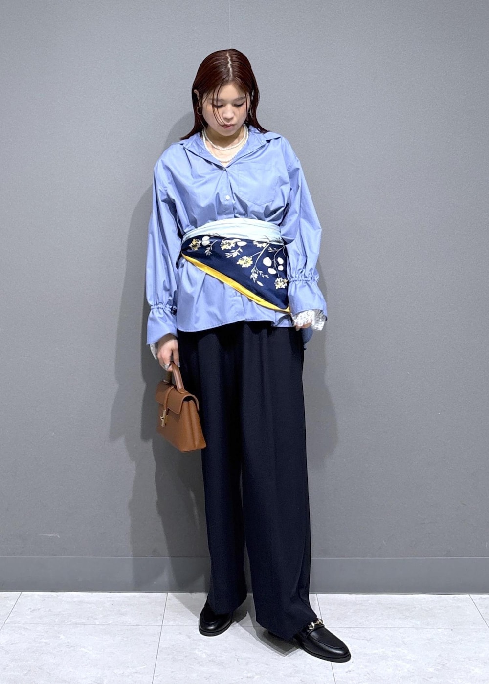 ブルー系のその他パンツ、ブラック系のローファー、イエロー系のショルダーバッグを着用したレディースの冬コーディネートの2枚目の写真