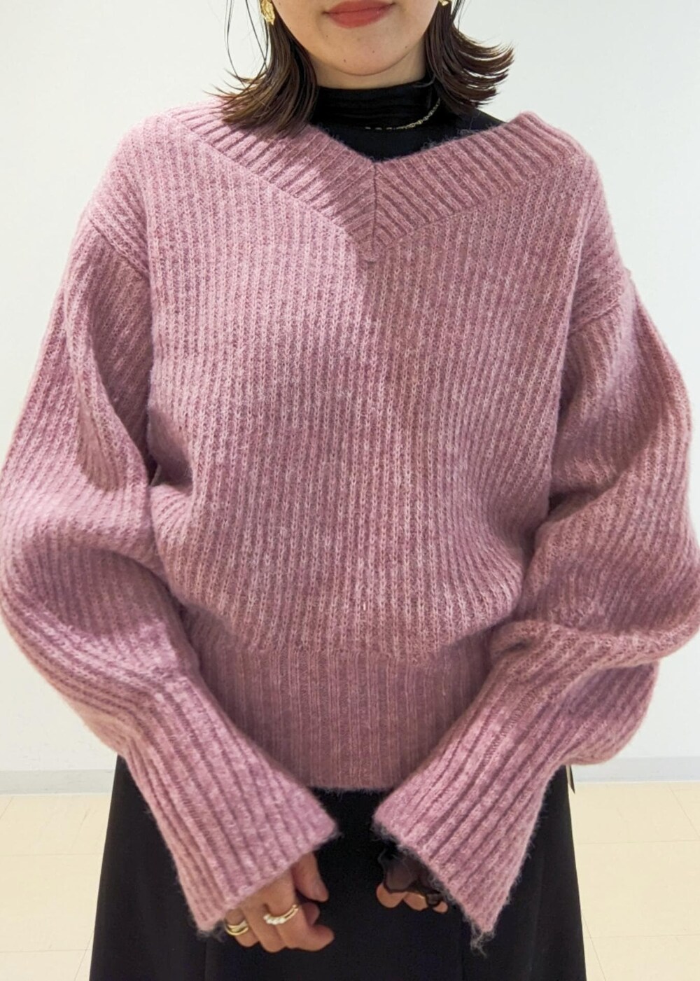 「160cm、23AW冬の新作、休日スタイル、キャップ、クリスマスコーデ、ふわふわニット、デート、タートルネック、冬コーデ、ニット、ブーツ、ピンク、オフショル、Vネック、ブラック」｜「VISのデザインチェーンチョーカーネックレス（ネックレス、ゴールド系）」を使った、𝙈𝙖さん（レディース・160cm）の冬コーディネートの3枚目の写真