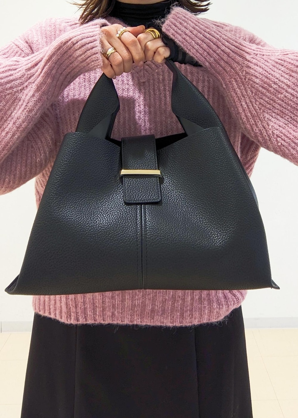 「160cm、23AW冬の新作、休日スタイル、キャップ、クリスマスコーデ、ふわふわニット、デート、タートルネック、冬コーデ、ニット、ブーツ、ピンク、オフショル、Vネック、ブラック」｜「VISのデザインチェーンチョーカーネックレス（ネックレス、ゴールド系）」を使った、𝙈𝙖さん（レディース・160cm）の冬コーディネートの4枚目の写真