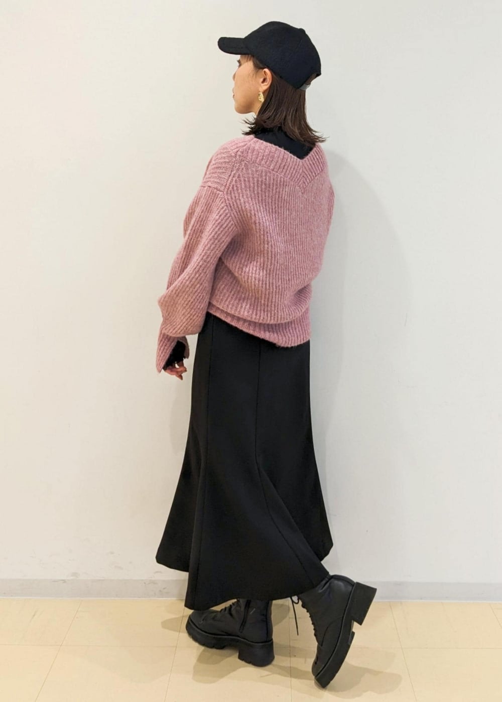 「160cm、23AW冬の新作、休日スタイル、キャップ、クリスマスコーデ、ふわふわニット、デート、タートルネック、冬コーデ、ニット、ブーツ、ピンク、オフショル、Vネック、ブラック」｜「VISのデザインチェーンチョーカーネックレス（ネックレス、ゴールド系）」を使った、𝙈𝙖さん（レディース・160cm）の冬コーディネートの2枚目の写真