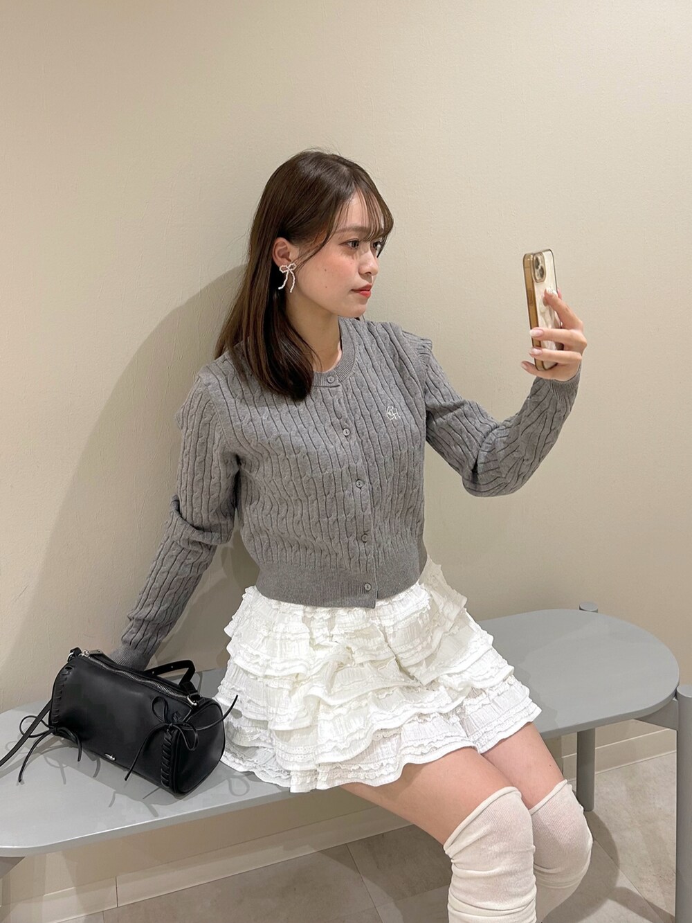 「今日のコーデ、春服コーデ、春先取り、カーディガンコーデ、レーススカート、グレーコーデ、ローファー、ハイソックスコーデ、韓国ファッション、骨格ストレート、イエベ春」｜「Chicoの【2025SS/500mlペットボトル収納可】レースアップデザインサークルバッグ（ショルダーバッグ、ブラック系）」を使った、た さ か も も かさん（骨格ストレート・レディース・161cm）の冬コーディネートの5枚目の写真