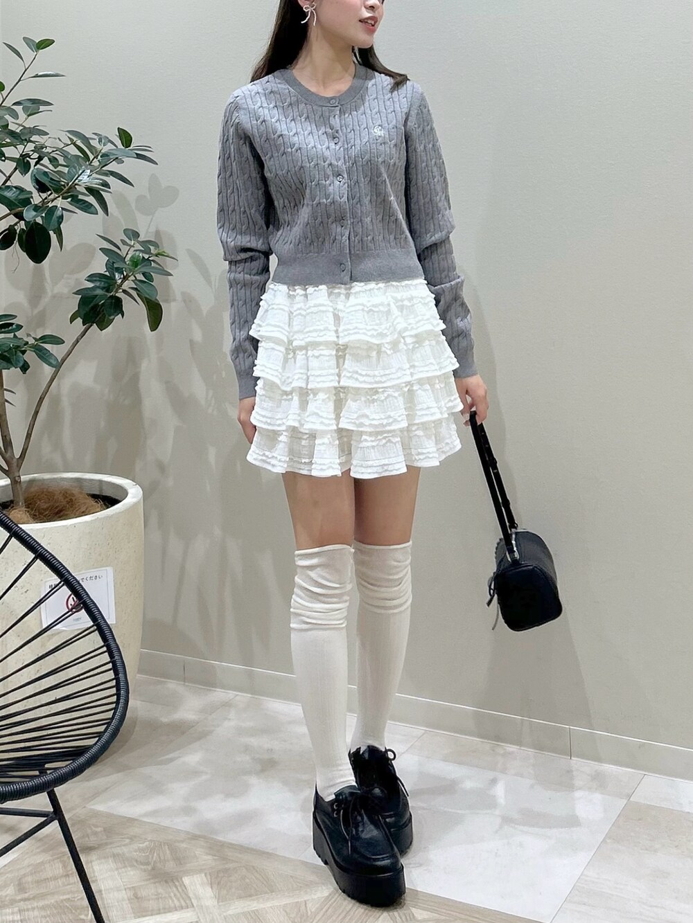 「今日のコーデ、春服コーデ、春先取り、カーディガンコーデ、レーススカート、グレーコーデ、ローファー、ハイソックスコーデ、韓国ファッション、骨格ストレート、イエベ春」｜「Chicoの【2025SS/500mlペットボトル収納可】レースアップデザインサークルバッグ（ショルダーバッグ、ブラック系）」を使った、た さ か も も かさん（骨格ストレート・レディース・161cm）の冬コーディネートの3枚目の写真