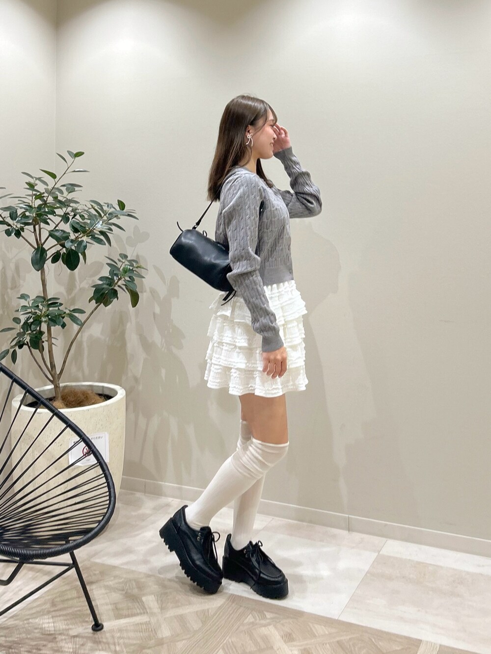 「今日のコーデ、春服コーデ、春先取り、カーディガンコーデ、レーススカート、グレーコーデ、ローファー、ハイソックスコーデ、韓国ファッション、骨格ストレート、イエベ春」｜「Chicoの【2025SS/500mlペットボトル収納可】レースアップデザインサークルバッグ（ショルダーバッグ、ブラック系）」を使った、た さ か も も かさん（骨格ストレート・レディース・161cm）の冬コーディネートの4枚目の写真
