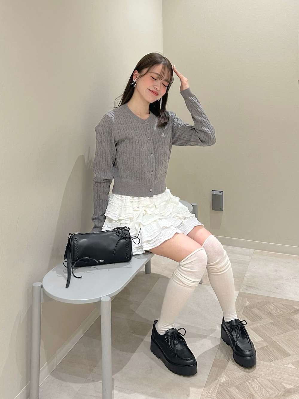 「今日のコーデ、春服コーデ、春先取り、カーディガンコーデ、レーススカート、グレーコーデ、ローファー、ハイソックスコーデ、韓国ファッション、骨格ストレート、イエベ春」｜「Chicoの【2025SS/500mlペットボトル収納可】レースアップデザインサークルバッグ（ショルダーバッグ、ブラック系）」を使った、た さ か も も かさん（骨格ストレート・レディース・161cm）の冬コーディネートの2枚目の写真
