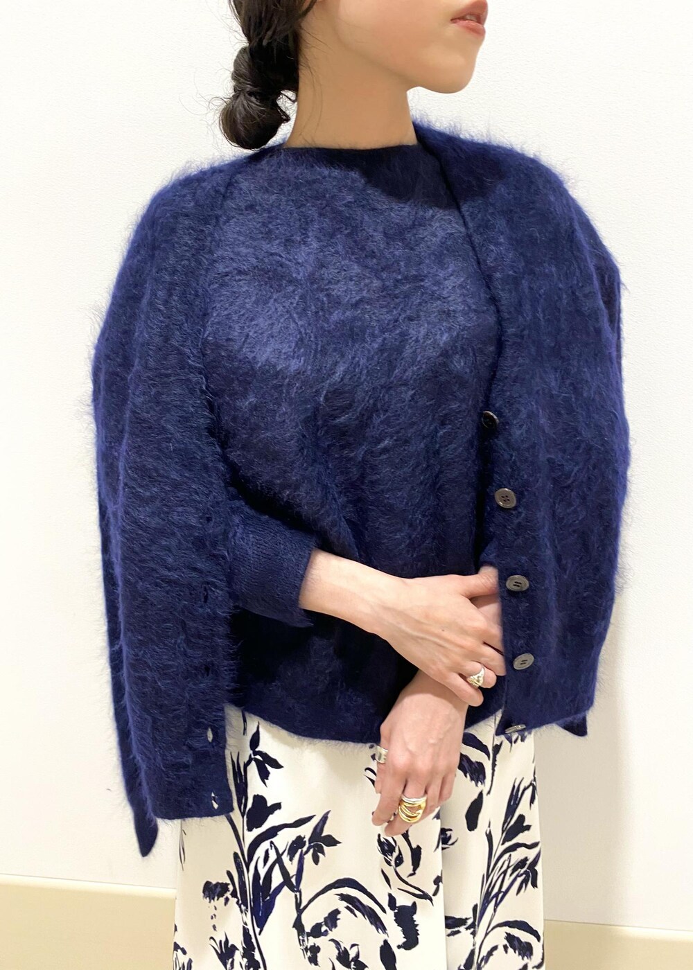 ブラック系のパンプス、ホワイト系のハンドバッグ、ホワイト系のスカートを着用したレディースの冬コーディネートの6枚目の写真