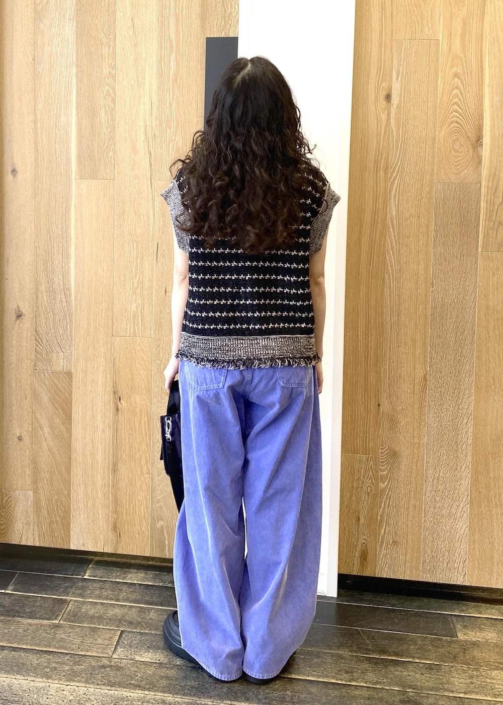 ブルー系のショルダーバッグ、ブラック系のレインシューズ、ブルー系のその他パンツを着用したレディースの夏コーディネートの3枚目の写真
