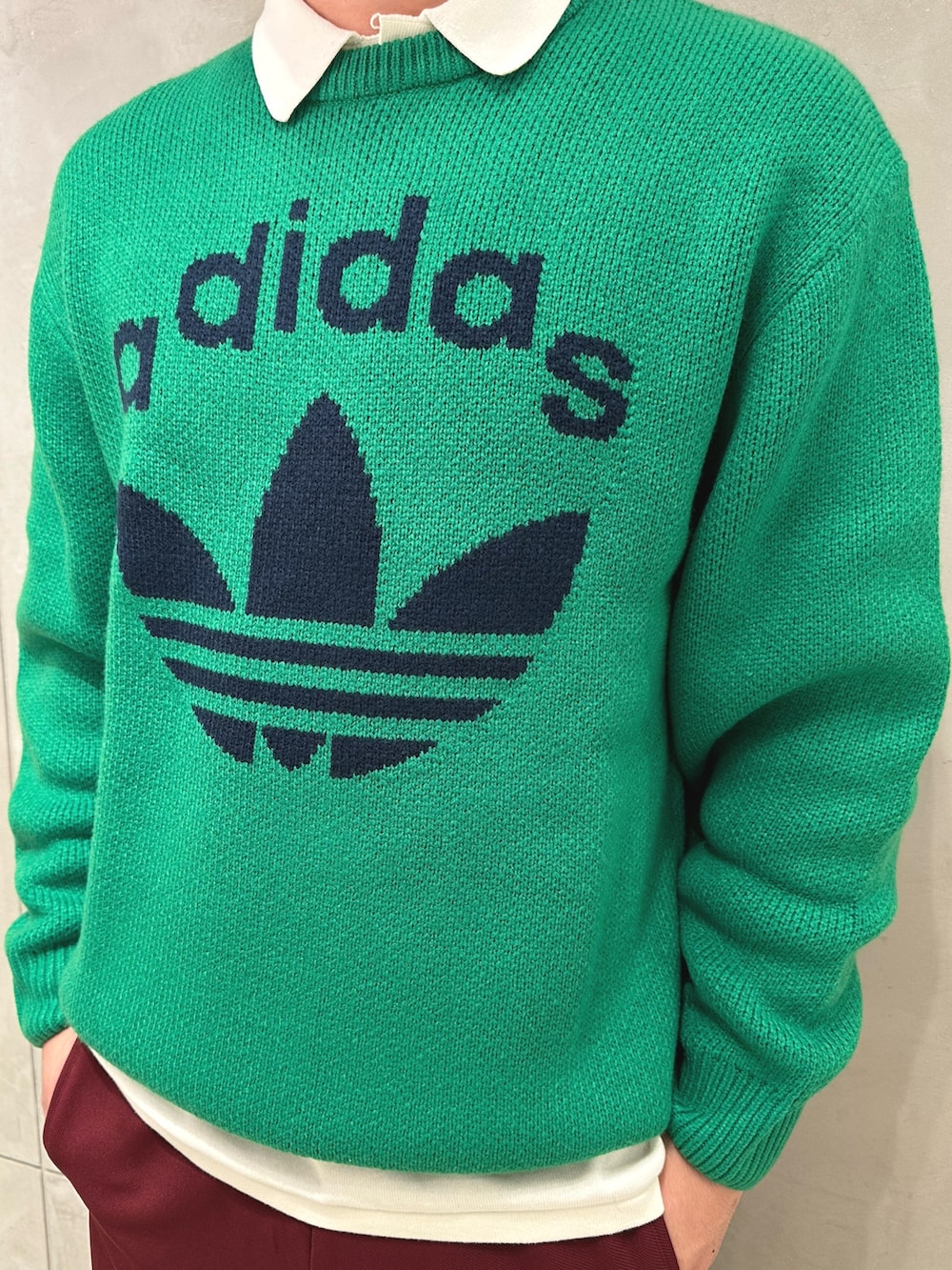 「スニーカー、adidas、アディダス、クルーネックセーター、ポロシャツ、トラックパンツ、adidas originals、アディダスオリジナルス、70s、ガゼル」｜「adidasのKNIT CREWNECK / アディダスオリジナルス adidas Originals（ニット/セーター、グリーン系）」を使った、O.Aさん（メンズ・180cm）の秋コーディネートの2枚目の写真
