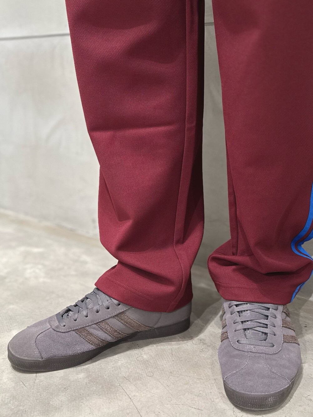 「スニーカー、adidas、アディダス、クルーネックセーター、ポロシャツ、トラックパンツ、adidas originals、アディダスオリジナルス、70s、ガゼル」｜「adidasのKNIT CREWNECK / アディダスオリジナルス adidas Originals（ニット/セーター、グリーン系）」を使った、O.Aさん（メンズ・180cm）の秋コーディネートの4枚目の写真