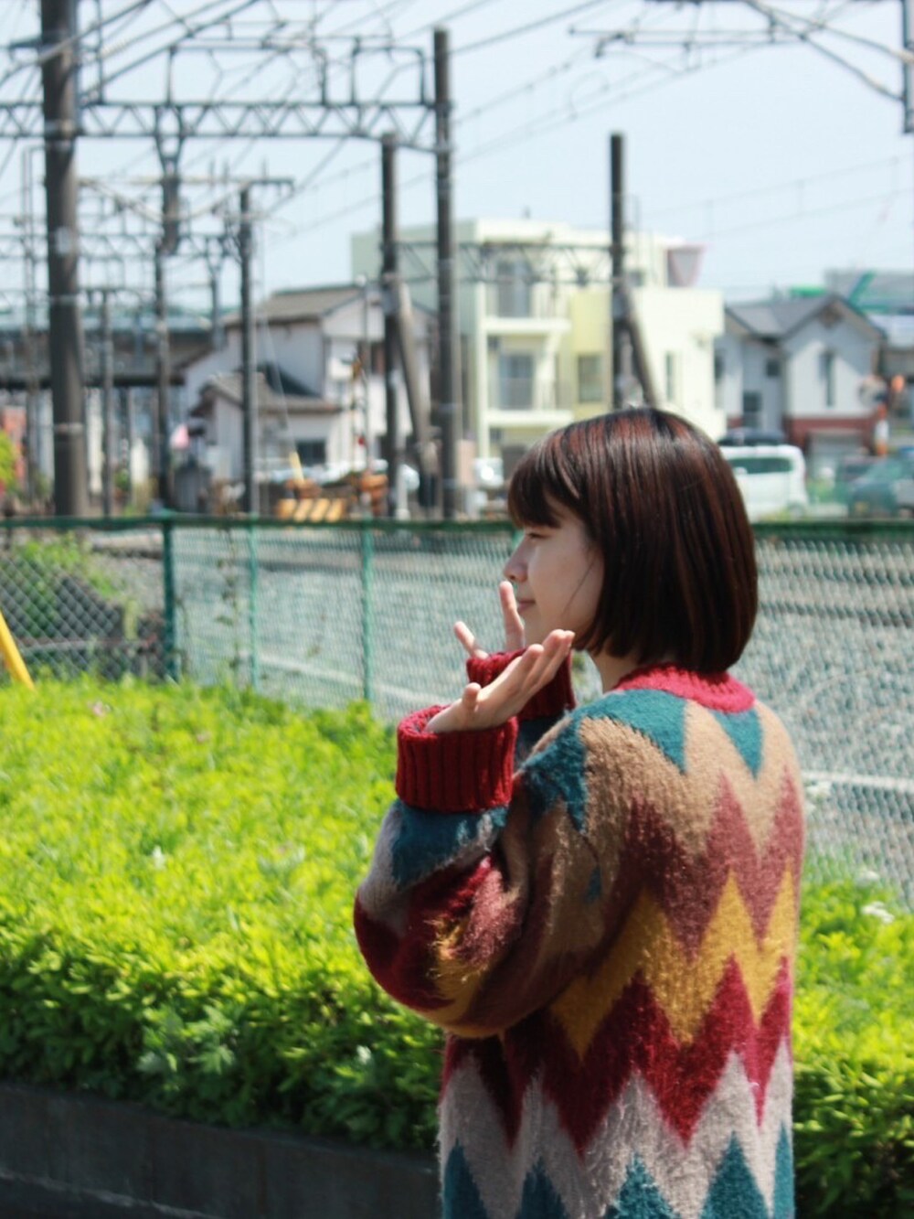 ブラック系のスニーカー、ブラウン系のニット/セーターを着用したレディースの春コーディネートの2枚目の写真