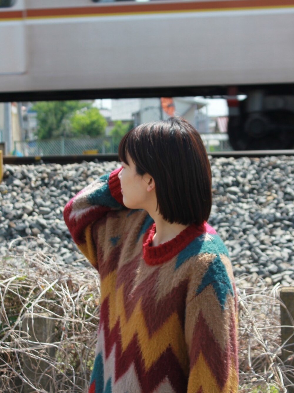 ブラック系のスニーカー、ブラウン系のニット/セーターを着用したレディースの春コーディネートの3枚目の写真