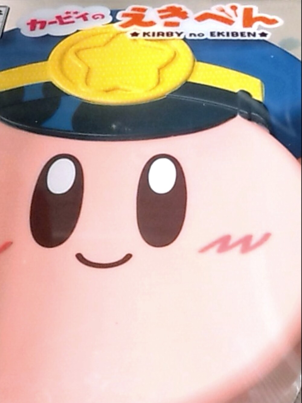 ホワイト系のスニーカー、ブラック系のパンツ、ブルー系のパーカーを着用したメンズの冬コーディネートの2枚目の写真